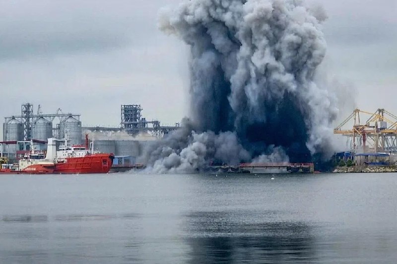 乌克兰海上无人机在罗马尼亚港口自爆 无人伤亡（布加勒斯特综合电）一架在俄乌战争中使用的海上无人机在罗马尼亚黑海最大港口附近自爆，没有造成人员伤亡