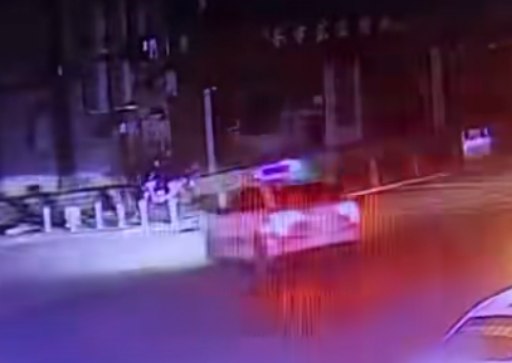 醉驾车被警车追击途中撞上电动车致其身亡 家属要求交警担责此前，吉林通榆县发生一起悲剧，醉驾司机段某遇查酒驾拒不配合并驾车逃逸，警车在后追击