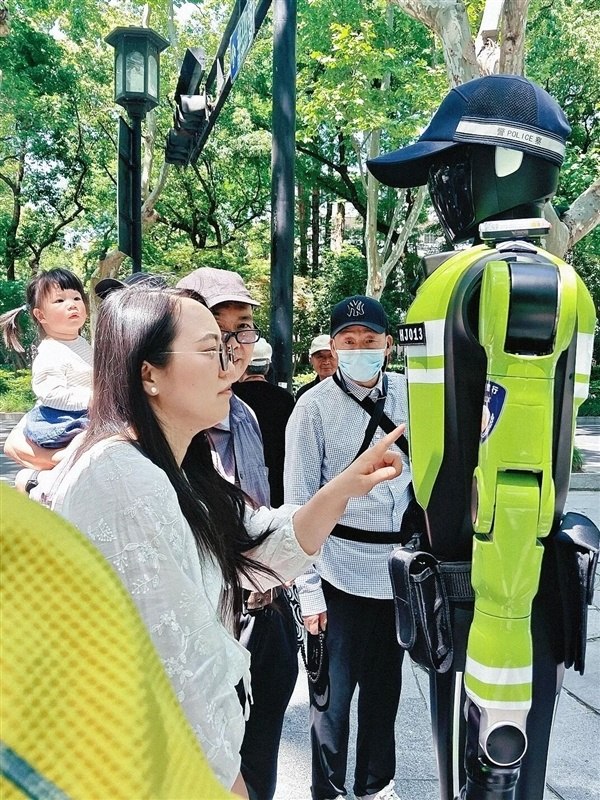 全国首个交管机器人中队正式上岗 15台机器人成街头顶流五一假期第一天，全国第一个成建制的交管机器人中队在杭州正式上岗，一共15台，名字叫杭警智行，五一假期一亮相就成了街头顶流