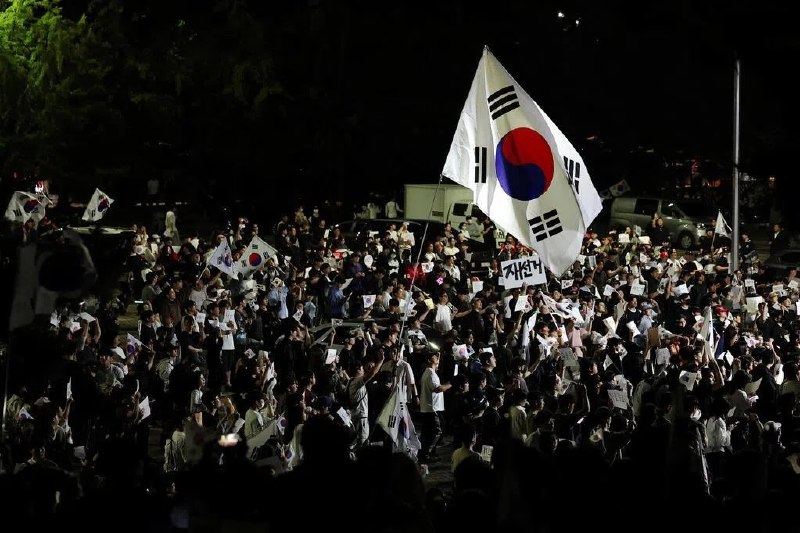 韩国民众多日示威 抗议地方选举选票短缺韩国民众继续就地方选举部分选区的选票短缺事件举行抗议，要求重新选举并展开彻底调查