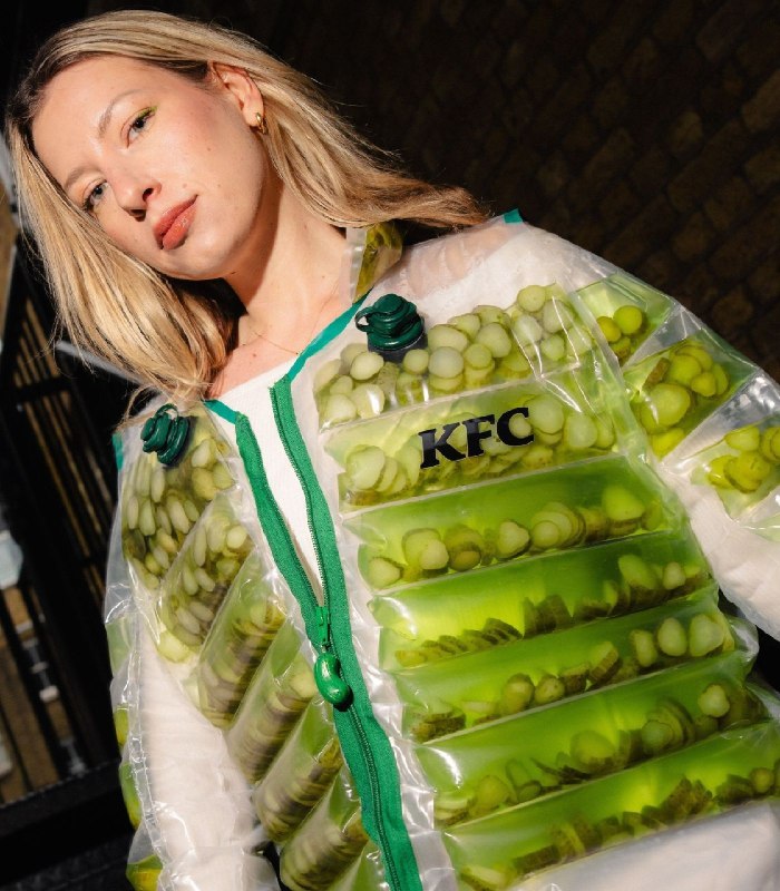 肯德基推出可饮用酸黄瓜充气外套 限量免费赠送肯德基推出一款极具创意的限量款酸黄瓜充气外套