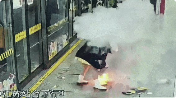 上海地铁48小时两起充电宝自燃 当事人均称不清楚上海地铁在不到48小时内接连发生两起充电宝自燃险情，所幸工作人员处置及时，均未造成人员受伤