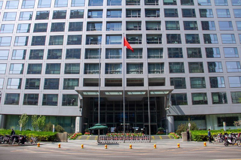 中国拟加强对私募基金行业监管 引导资金投向科技创新领域中国监管部门周五宣布，将进一步收紧对规模约23万亿元人民币私募基金行业的监管，以降低金融风险，并推动更多社会资金流向科技创新和新兴产业