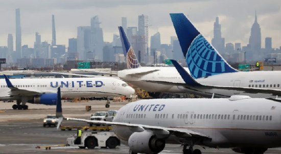 伊朗战争持续引发航空燃油供应担忧 航空公司削减航班自2月28日美国和以色列袭击伊朗以来，美国航空燃油价格几乎翻倍，从2月27日的每加仑2.50美元上涨至4月2日的每加仑4.88美元，其他地区的涨幅甚至更大