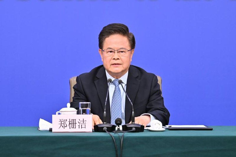 郑栅洁：加力提升宏观经济调控效能 既重力度也重协同预计2026年GDP增量超过6万亿元，为稳就业、惠民生、防风险提供有力支撑；市场经济本质上是法治经济，做好新形势下宏观调控，既要“放得活”又要“管得好”3月6日，十四届全国人大四次会议在北京梅地亚中心新闻发布厅举行记者会