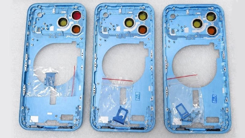 暗樱桃配色曝光：疑似iPhone 18 Pro机身底壳照片泄露一组被指为iPhone 18 Pro机身的新照片近日在网络上曝光，展示了包括黑色、蓝色以及暗樱桃红在内的多种配色，被认为是目前最清晰的一次相关泄露