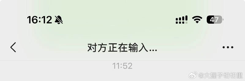 微信反复出现对方正在输入代表啥：对方在打字与删除间犹豫不定在微信社交中，最让人心跳加速的瞬间，莫过于聊天框顶端那个闪烁的提示：对方正在输入