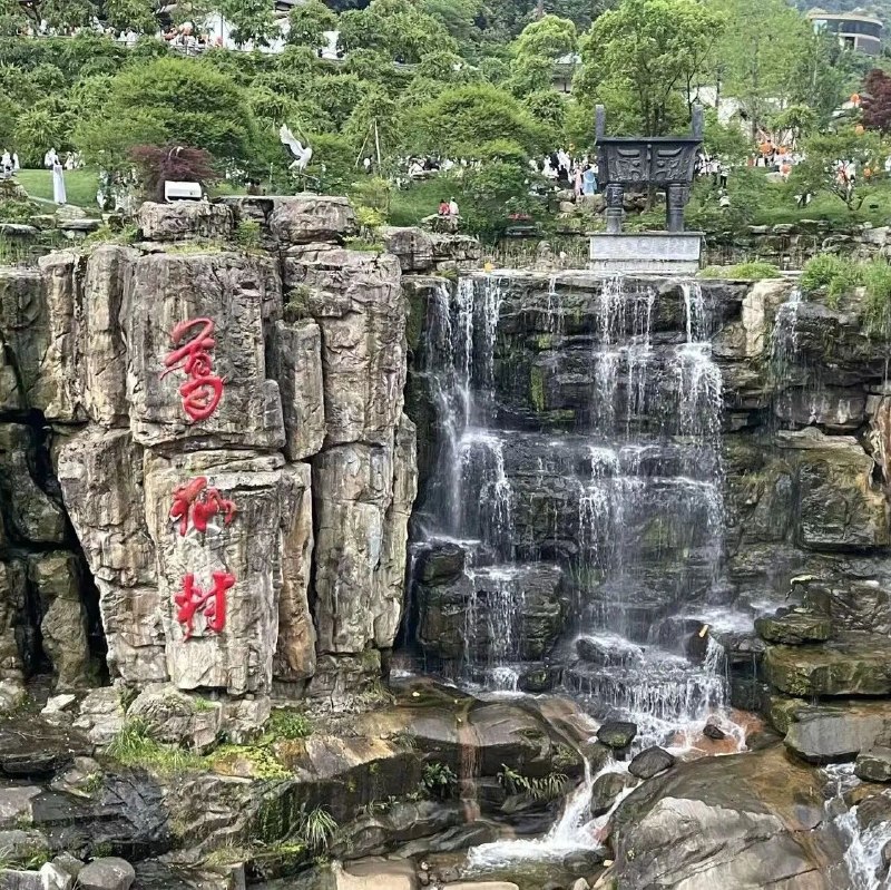 壁咚、借位吻……一根棒棒糖，捅破16亿生意的遮羞布via 凤凰网财经