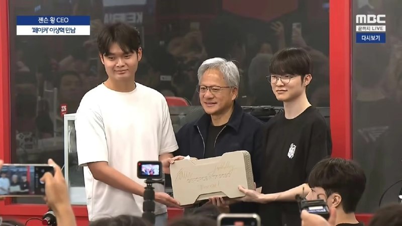 黄仁勋访韩首站会面Faker 称4070已是古董 送出双签5090在结束台北电脑展的行程后，英伟达创始人兼CEO黄仁勋于当地时间6月5日乘坐专机抵达韩国，随后展开紧凑的行程