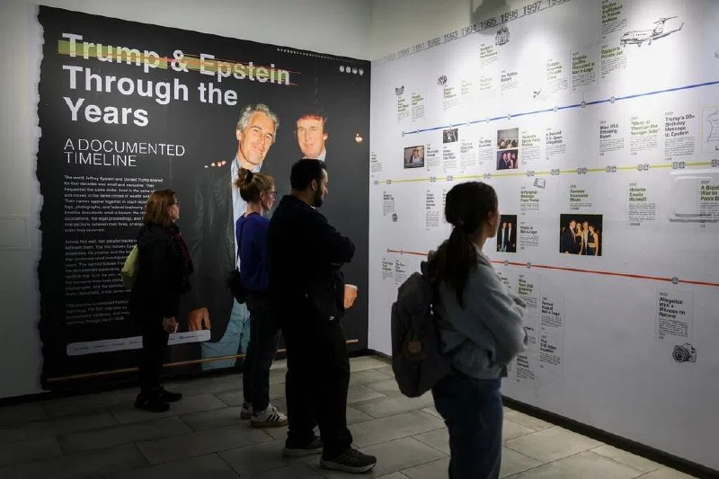 纽约快闪展出完整爱泼斯坦文件 还原与特朗普多年友谊（纽约法新电）美国一个倡导透明度的非营利组织在纽约举办快闪展览，完整展出约350万页的爱泼斯坦文件，希望借此“唤醒公众强烈的抗议”