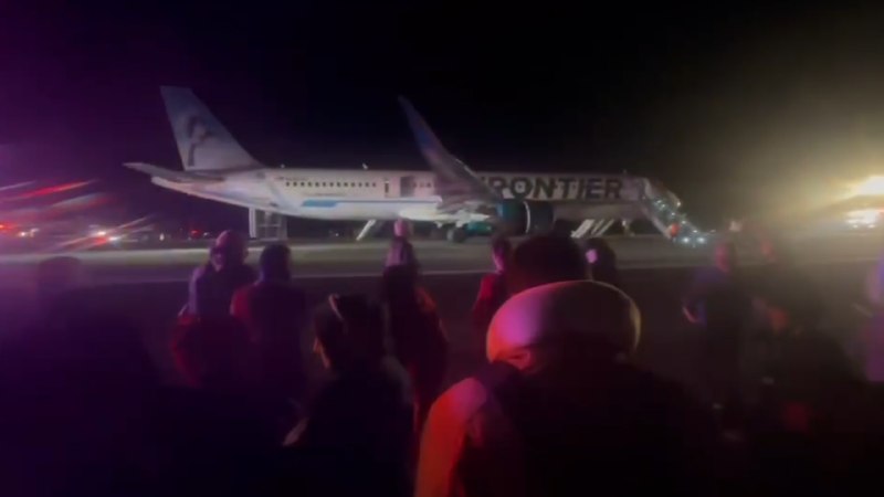 美国丹佛机场：边疆航空一架客机在起飞时撞上并致一名行人死亡美国丹佛国际机场在一份声明中表示，当地时间周五深夜，一架计划飞往洛杉矶的边疆航空客机在起飞过程中，在 跑道上撞击并致一名行人死亡 