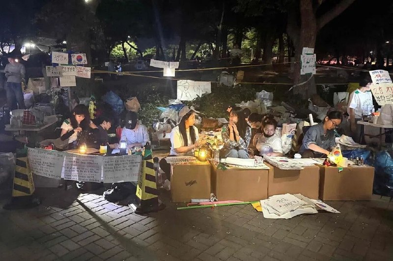 韩地方选举选票短缺抗议延烧 李在明下令彻查（首尔综合电）韩国地方选举“选票短缺”事件延烧，成千上万民众周末聚集抗议，要求重新选举