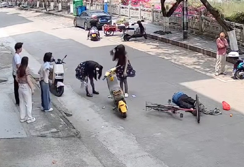 两未成年少女骑电动车逆行撞晕老人 官方通报：三人均无碍本月18日，在广西蒙山县，两未成年少女骑电动车逆行，与一位正常骑车的老人发生碰撞，致其当场昏迷