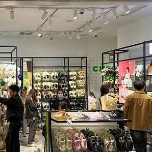 卡骆驰门店被曝售假洞洞鞋，专柜坚称是正品，监管部门介入via 界面新闻
