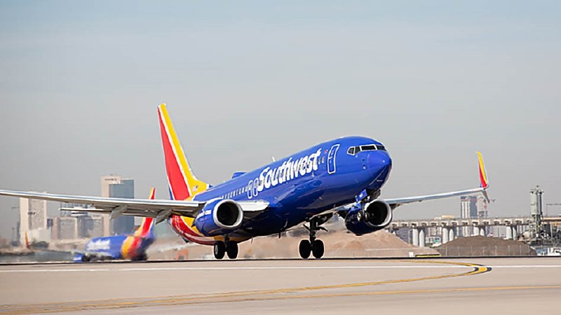 西南航空一波音737驾驶舱内HUD砸晕机长 副驾驶独自紧急返航近日，美国西南航空一架波音737-700客机在起飞滑跑阶段突发险情——机长一侧的平视显示器（HUD）突然脱落，重重砸在机长头部，导致机长当场失能