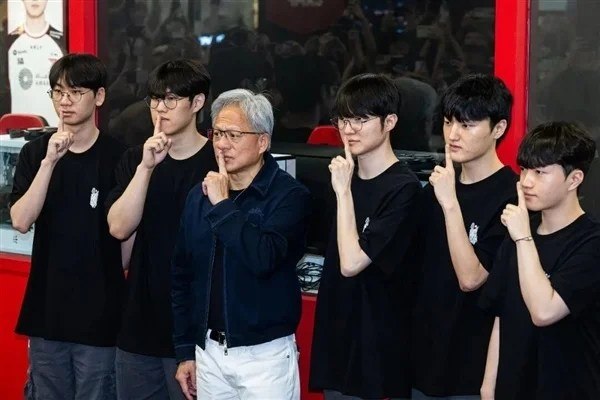 黄仁勋与韩国三名商界大佬聚会吃辣椒 学紫苏叶包肉 LG集团会长负责烤肉6月5日晚18时52分，英伟达创始人黄仁勋与韩国三大龙头企业掌舵人齐聚首尔聚餐，SK集团会长崔泰源、LG 集团会长具光谟、NAVER 董事会主席李海珍悉数赴约