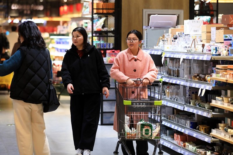 政府工作报告：制定实施城乡居民增收计划 落实职工带薪错峰休假制度在促进低收入群体增收、增加居民财产性收入、完善薪酬和社保制度等方面推出一批务实举措；安排超长期特别国债2500亿元支持消费品以旧换新，低于2025年；设立1000亿元财政金融协同促内需专项资金2026年2月27日，市民在江苏省淮安市一家生活超市购物消费