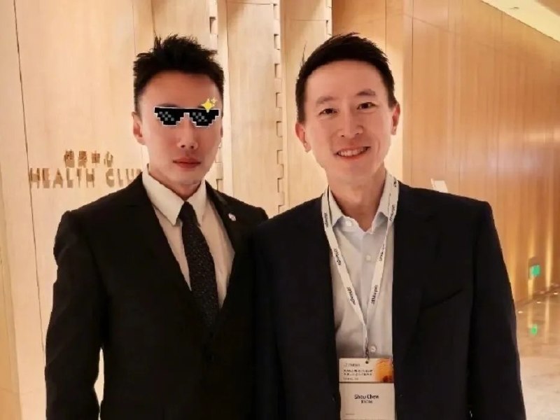TikTok CEO周受资亮相上海峰会5月21日-22日，摩根大通第二十二届全球中国峰会在上海举办，TikTok CEO周受资作为演讲嘉宾出席峰会核心环节，并现身高端晚宴，与许多业内人士合影