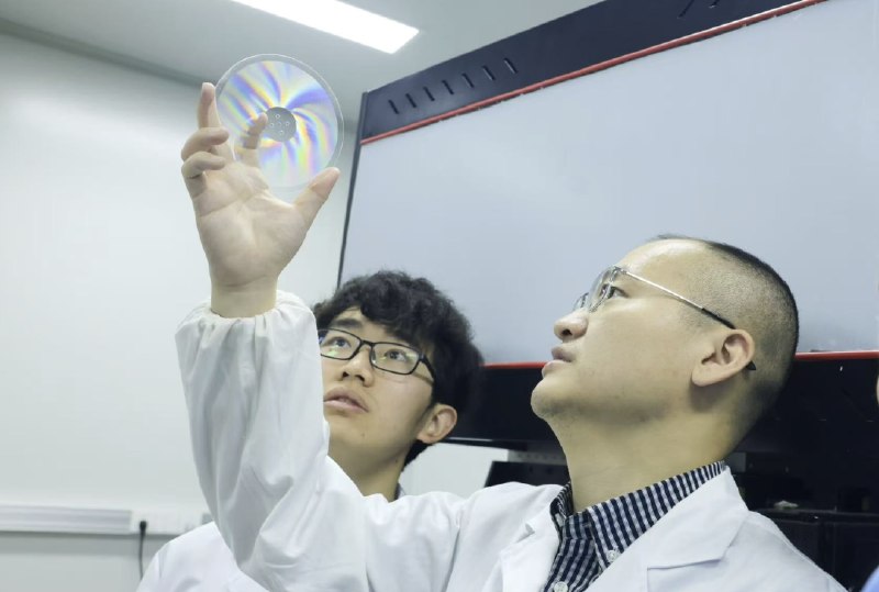 武汉一尧科技实现玻璃硬盘量产 单盘最大容量360TB湖北光谷实验室宣布，由华中科技大学张静宇团队研发、武汉一尧科技产业化的国产玻璃硬盘正式实现小规模量产，中国成为全球首个实现玻璃存储技术规模化商用的国家