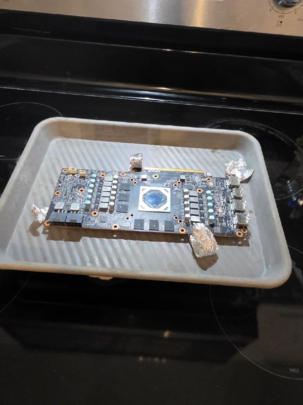 烤箱修显卡大法再现 报废RX 6700 XT 188°C烘烤12分钟复活一位Reddit网友分享了自己的维修经历，一块已经报废的Radeon RX 6700 XT显卡，在经过12分钟的烤箱烘烤后重新恢复了工作