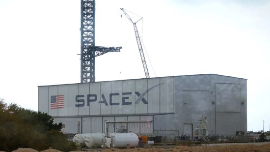 消息人士：SpaceX冲刺史上最大IPO 含绿鞋期权目标估值1.75万亿美元两名知情人士周二向路透社透露，埃隆・马斯克旗下航天与卫星企业 SpaceX 计划通过史上规模空前的首次公开募股募资至少 750 亿美元