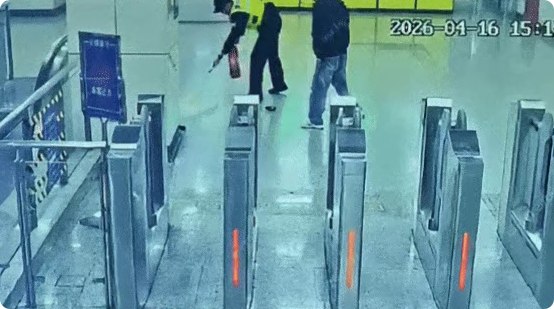 上海地铁48小时两起充电宝自燃 当事人均称不清楚上海地铁在不到48小时内接连发生两起充电宝自燃险情，所幸工作人员处置及时，均未造成人员受伤
