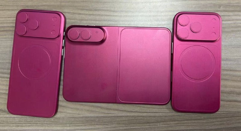 iPhone三款新机曝光 直观对比外观近日，爆料人@SonnyDickson发布了一组独家实物机模图，展示了 iPhone Fold（苹果首款折叠 iPhone）、iPhone 18 Pro、iPhone 18 Pro Max 三款机型的最终量产尺寸外观，为即将在 2026 年秋季发布的苹果旗舰新品提供了最直观的参考