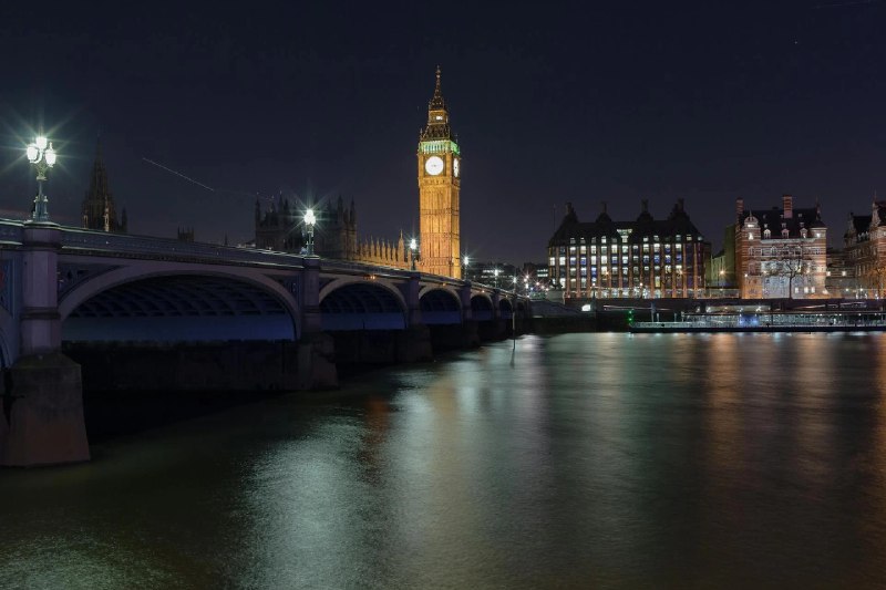 英国首相斯塔默拟禁止16岁以下青少年使用“有害”社交媒体据报道，英国首相基尔·斯塔默即将宣布，将禁止16岁以下儿童使用“有害”的网络平台，同时允许他们继续使用某些更安全的社交媒体