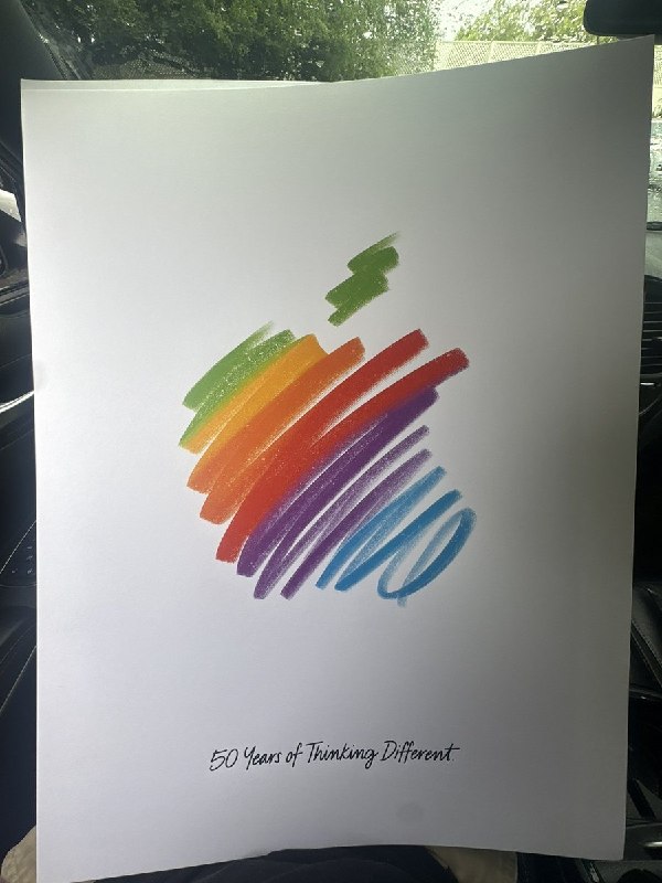 苹果50周年：向员工发放纪念礼品 计划在Apple Park举办收官演唱会在迎来公司成立 50 周年之际，苹果向全球员工发放特别纪念礼品，并宣布将在加州 Apple Park 园区为员工举办一场周年庆压轴演唱会