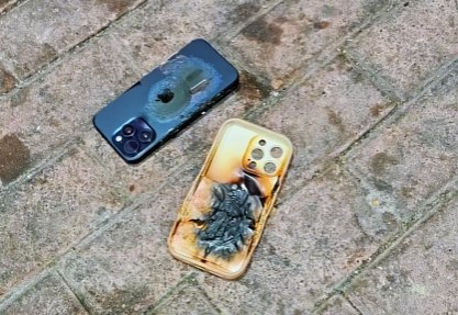 iPhone手机揣兜突然自燃 刚换了原装认证电池还是出了意外广东消防今天公布了一起手机自燃事件，事发4月18日，汕尾一位吴女士的iPhone手机放在衣服口袋里突然发热冒烟，她赶紧掏出来扔在地上，现场白烟直冒