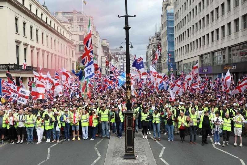 英国伦敦数万人参与两场大规模示威活动英国数万人星期六（5月16日）游行穿过伦敦市中心，分别参与两场大规模示威游行，一场是由极右翼活动人士发起的“团结王国”游行，另一场则是声援巴勒斯坦人的反示威活动