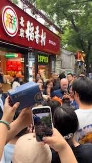 DLSS 5 On！黄仁勋脱下西装穿上皮衣，在北京南锣鼓巷吃杂酱面；被路人投喂北京豆汁，面露难色；喝5分糖的蜜雪冰城🗒 标签: #英伟达 #黄仁勋📢 频道: @GodlyNews1🤖 投稿: @GodlyNewsBotVideo is too bigvia Yummy 😋 - Telegram ChannelDLSS 5 On！黄仁勋脱下西装穿上皮衣，在北京南锣鼓巷吃杂酱面；被路人投喂北京豆汁，面露难色；喝5分糖的蜜雪冰城🗒 标签: #英伟达 #黄仁勋📢 频道: @GodlyNews1🤖 投稿: @GodlyNewsBotVideo is too bigvia Yummy 😋 - Telegram Channel