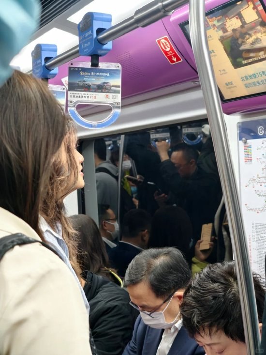 王传福夫妇坐地铁参加北京车展被偶遇2026北京车展期间，有网友在社交媒体上发文称，在地铁上偶遇比亚迪董事长王传福，引发关注