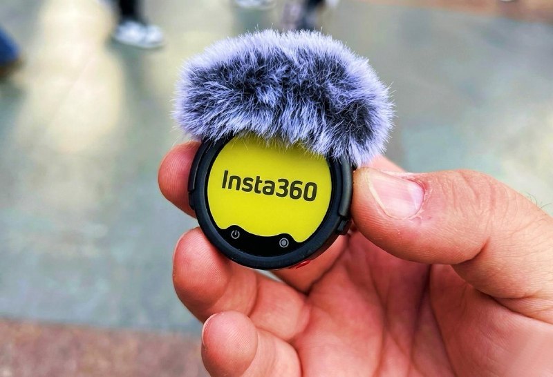 影石 Insta360 预告无线麦克风 Mic Pro：配 E-Ink 屏、搭载 AI 降噪科技媒体 The Verge 今天（4 月 21 日）发布博文，报道称在美国拉斯维加斯召开的 NAB 2026 活动中，影石 Insta360 预告新款无线麦克风 Mic Pro，最大亮点在于配备 E-Ink 电子墨水屏，让创作者在麦克风单元上定制展示数字 Logo、表情符号甚至自定义图像