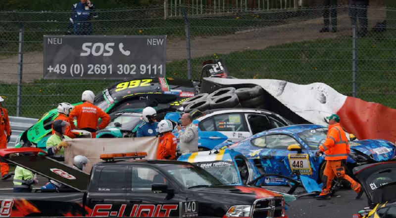 纽博格林24小时耐力排位赛中七车连撞 一芬兰车手不幸身亡当地时间4月18日，德国纽博格林24小时耐力赛排位赛发生严重事故