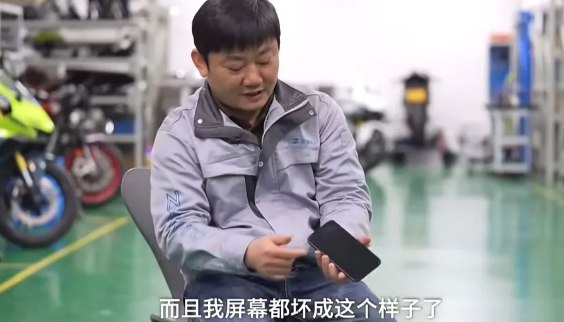 张雪身价上亿还在用两千多块钱坏手机：没给自己买过一个豪华的东西据媒体报道，张雪机车在世界超级摩托车锦标赛（WSBK）上夺冠，让创始人张雪得到万众瞩目