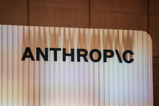 Anthropic洽谈融资300亿美元 估值超9000亿美元知情人士称，Anthropic PBC正与投资者展开初步磋商，计划在新一轮融资中募资至少300亿美元，这可能成为该公司迄今规模最大的一轮融资