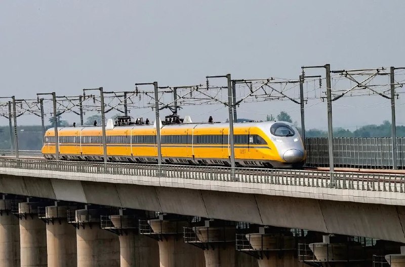 时速385公里 西十高铁提速试验目标达成据中国铁路官微介绍，4月14日西十高铁联调联试最高速度等级试验圆满完成，DJ602次CRH380AJ型高速综合检测列车从西安东站驶出，穿越秦岭抵达郧西站，顺利跑出385公里/小时的试验目标速度