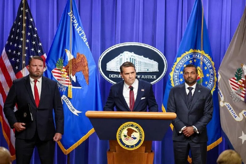 美司法部再起诉前FBI局长科米 罪名包括威胁杀害特朗普美国司法部星期二（4月28日）再次对联邦调查局前局长科米提起刑事指控，检方指控他曾在社交媒体上发布威胁总统特朗普生命的帖子