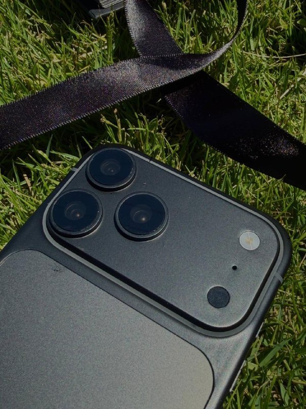 苹果 iPhone 18 Pro 系列主打色可能是“深樱桃”，整体偏深酒红，风格更沉稳商务，预计接替 iPhone 17 Pro 的星宇橙