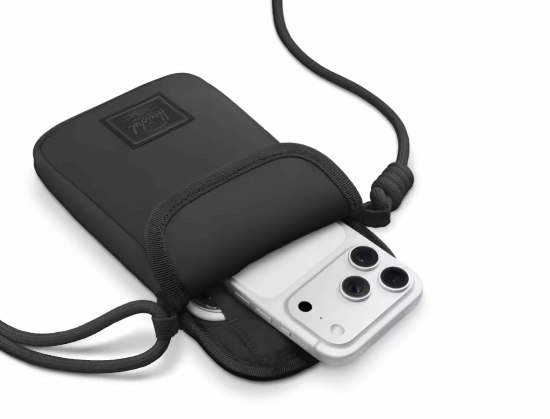 苹果官网上架iPhone斜挎包：可放置AirTag追踪器 售价约合413元苹果已在美国官网上架一款Herschel Cloudform iPhone斜挎包，定价为59.95美元，约合人民币413元