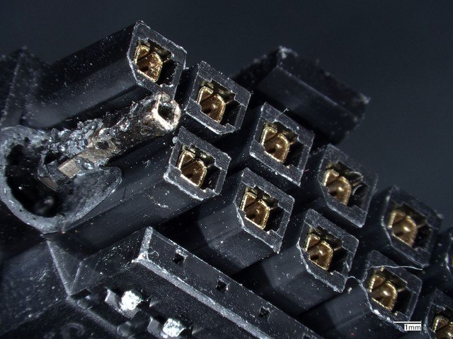 超频大神揭开RTX 5090烧接口真相：插紧也没用 电流分配严重失衡超频大神、Thermal Grizzly暴力熊的老板der8auer在取得一组烧毁的RTX 5090显卡、电源及线材后，通过拆解实验揭示了供电接口烧毁的原因，并非第三方线材或用户未插紧，而是12V-2x6接口存在严重的电流分配失衡问题