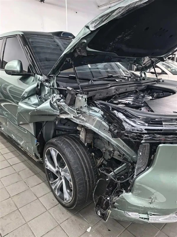 智己LS8提车16天辅助驾驶模式下撞上石堆 4S店建议车主认全责走保险近日，一位智己LS8女车主发帖称，自己提车仅16天，车辆在NOA领航辅助模式下雷达失灵、制动失灵，直接撞上路边石堆，而4S店不仅将事故轻描淡写为“剐蹭”，还建议车主认全责走保险
