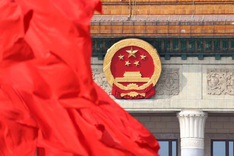 《中华人民共和国国民经济和社会发展第十五个五年规划纲要（草案）》摘要“十五五”（2026－2030年）规划纲要，根据《中共中央关于制定国民经济和社会发展第十五个五年规划的建议》编制，主要阐明国家战略意图，明确政府工作重点，引导规范社会主体行为，是“十五五”时期我国全面建设社会主义现代化国家的宏伟蓝图，是全国各族人民共同的行动纲领北京，人民大会堂