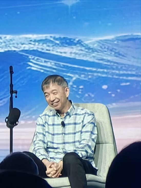 阿里云创始人王坚：AI对科研的影响 与对程序员的冲击逻辑一致今日举办的2026第八届北京智源大会上，之江实验室主任、阿里云创始人王坚在谈及AI对科学研究的影响时指出，人工智能对于科学研究的影响已经发生质的变化，它对科学的影响是非常长远的