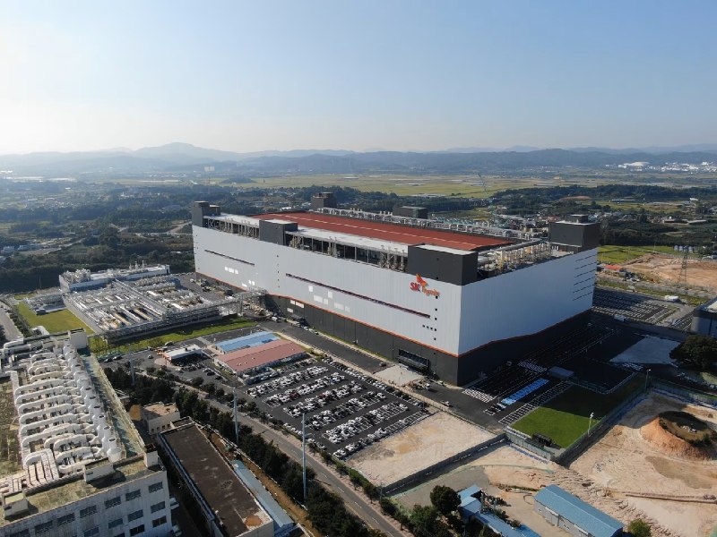 DRAM增产缓慢 内存产品面临持续供应短缺SK海力士是今年唯一一家达成增产的内存厂商，旗下清州工厂于今年2月开始量产HBM（高带宽内存）