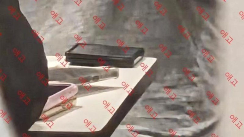 #互联网观察▎三星 Galaxy Z Fold 8 真机疑似提前曝光：改用“双摄”，机身比例大变距离三星新一代折叠屏发布还有约两个月，Galaxy Z Fold 8 疑似真机照片已经在韩国论坛流出