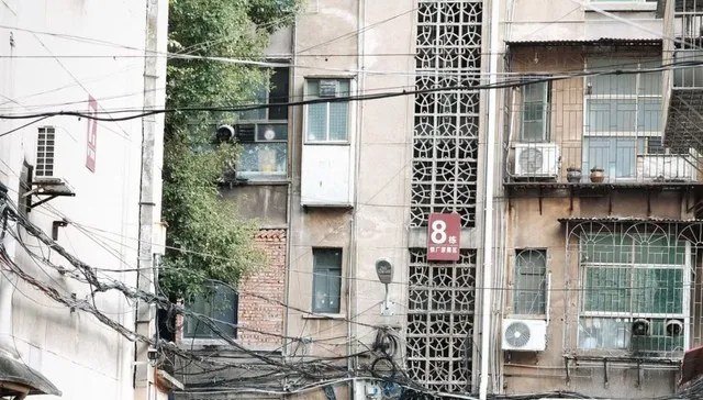 湖南衡阳老旧小区火灾致5死2伤，事发小区无物业2025年9月8日，衡阳市雁峰区锁厂家属区
