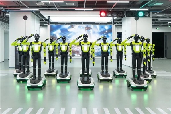 全国首个交管机器人中队正式上岗 15台机器人成街头顶流五一假期第一天，全国第一个成建制的交管机器人中队在杭州正式上岗，一共15台，名字叫杭警智行，五一假期一亮相就成了街头顶流