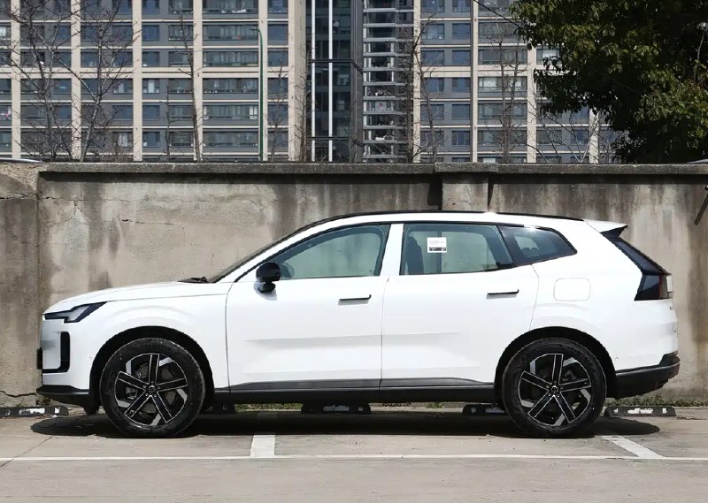 沃尔沃XC70 99周年感恩版上市:24.99万元 降幅超16万沃尔沃品牌 99 周年之际，XC70感恩版正式上市